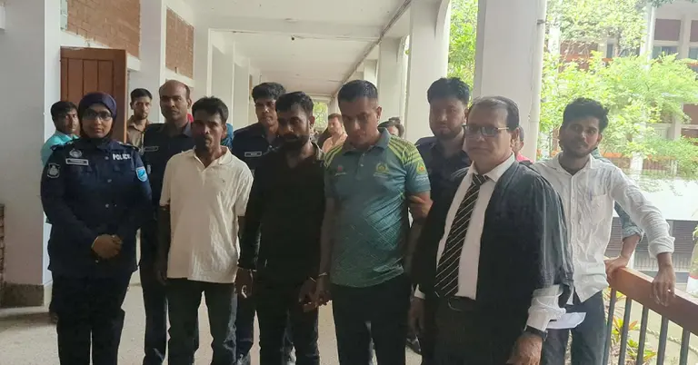 আদালত প্রাঙ্গনে আসামিরা